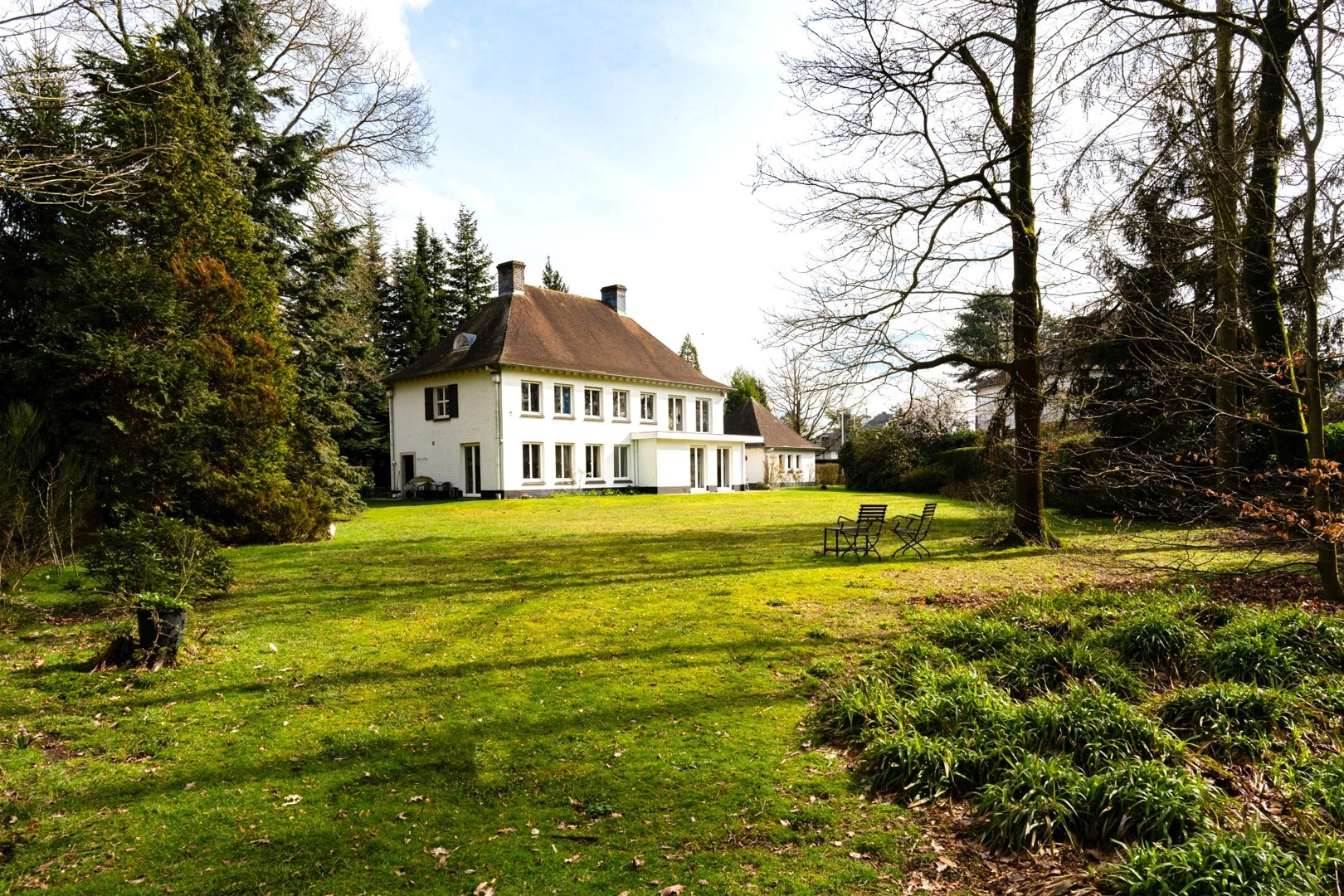 Magnificent country house with beautiful garden in prime location